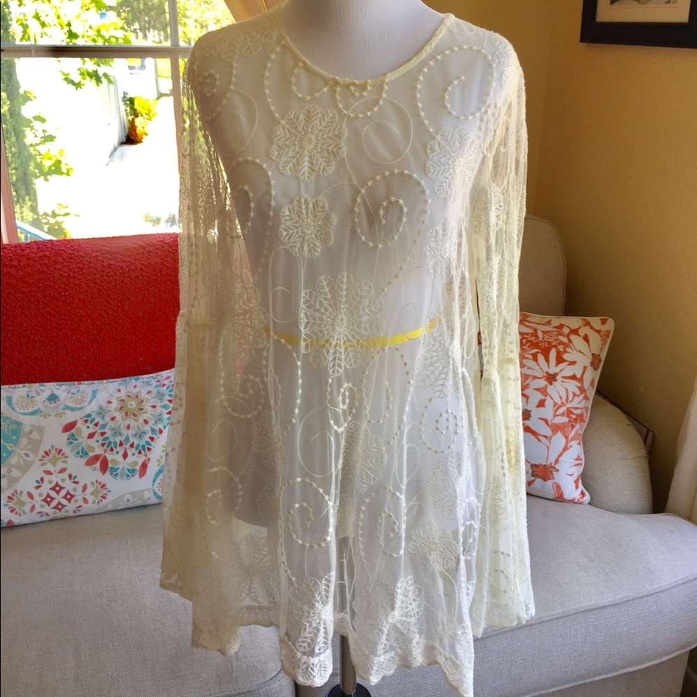 Beautiful flowing lace top with back zipper